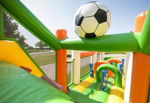 Commandez un parcours d'obstacles gonflable unique de 17 mètres de large sur le thème du football pour les enfants. Commandez des parcours d'obstacles gonflables maintenant en ligne chez JB Gonflables France