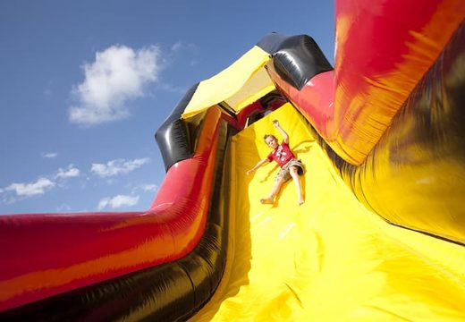 Opblaasbare klimtoren glijbaan attractie kopen zeskamp spel in rood zwart geel voor kids bij JB Inflatables 