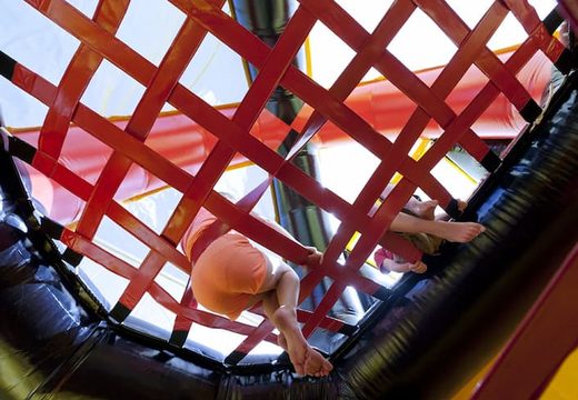Opblaasbare klimtoren glijbaan attractie te koop zeskamp spel in rood zwart geel voor kids bij JB Inflatables 