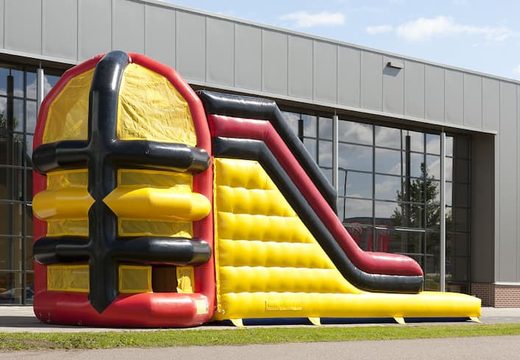 Opblaasbare klim toren attractie kopen glijbaan in geel en rood voor zeskamp spel voor kinderen bij JB Inflatables