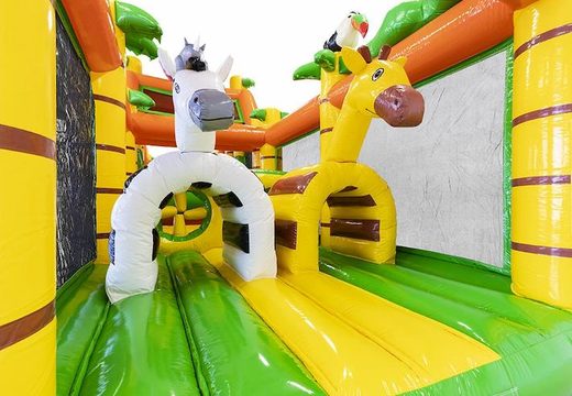 Achetez un grand parcours d'obstacles de château gonflable sur le thème du safari avec des animaux en 3d dessus pour les enfants
