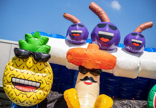 Grand toboggan aquatique gonflable sur le thème des caraïbes avec de nombreuses couleurs et 3 objets à commander pour les enfants