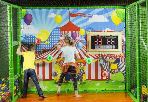 Acheter un mur interactif avec un spot sur le thème du cirque devant une aire de jeux chez Jb