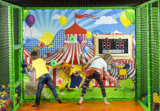 Mur interactif avec spot sur le thème du cirque devant une aire de jeux à vendre chez Jb
