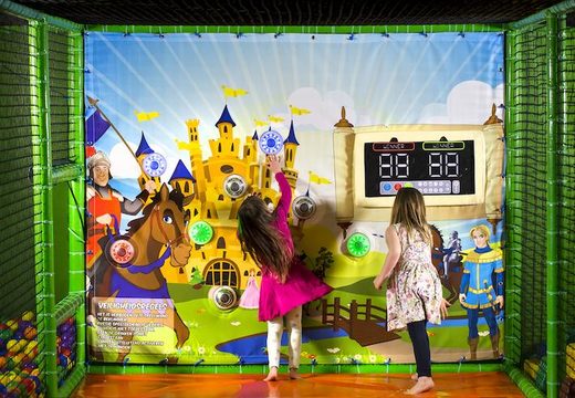 Mur de jeux IPS avec spot interactif pour jouer à des jeux pour enfants dans des châteaux sur le thème des chevaliers