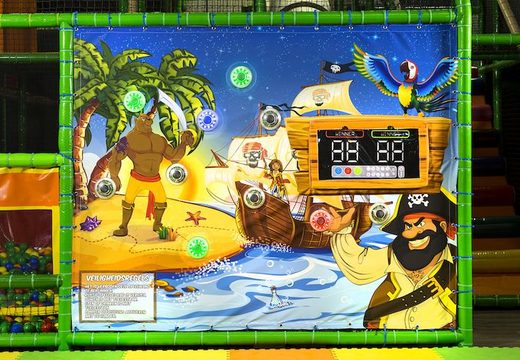 Commandez un mur avec des spots interactifs pour une aire de jeux sur le thème des pirates pour les enfants