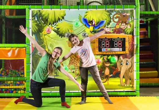Mur de terrain de jeu avec spots interactifs et thème safari pour que les enfants puissent jouer à des jeux avec