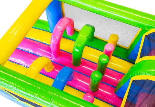 Parcours d'obstacles dans le couleurs joyeuses pour les enfants. Achetez des parcours d'obstacles gonflables maintenant en ligne chez JB Gonflables France