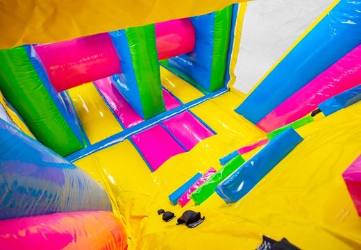 Commandez un parcours d'obstacles couleurs joyeuses gonflable de 13 mètres de long pour les enfants. Achetez des parcours d'obstacles gonflables en ligne maintenant chez JB Gonflables France