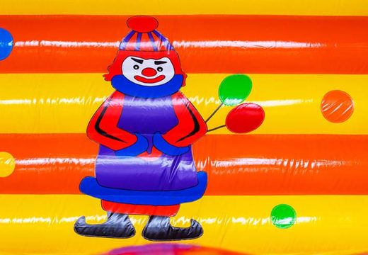 Clown avec des ballons sur château gonflable