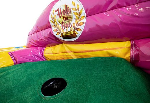 Château gonflable aux couleurs gaies avec parcours de golf