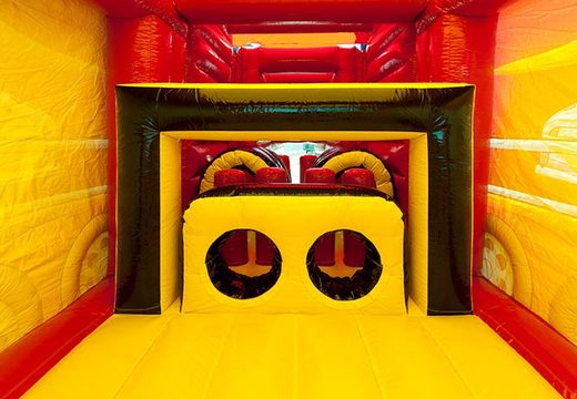 Obstacles dans un château gonflable de couleur rouge et jaune