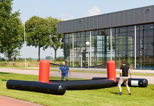 Jouez au volleyball avec vos pieds avec un terrain de soccer gonflable en vente chez JB Inflatables