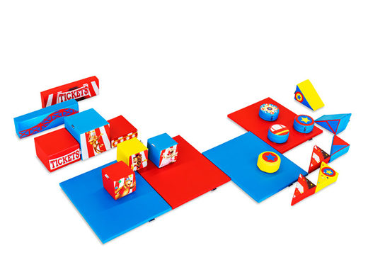 Grand ensemble de jeux en mousse sur le thème de la montagne russe avec des blocs colorés pour jouer