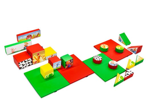 Grand ensemble de jeux en mousse sur le thème de la ferme avec des blocs colorés pour jouer